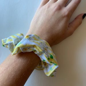 yellow daisy scrunchie